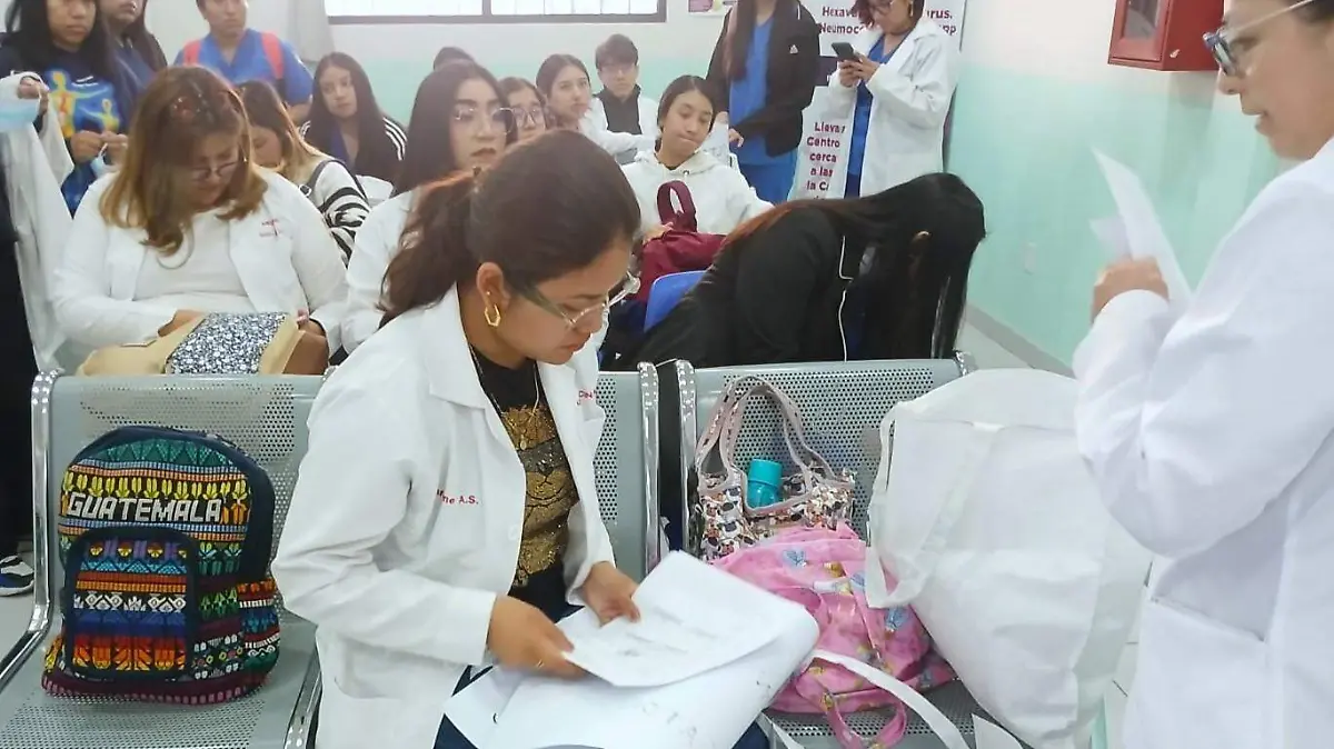 ALUMNOS UATX COLABORAN EN VACUNACIÓN DE PERROS