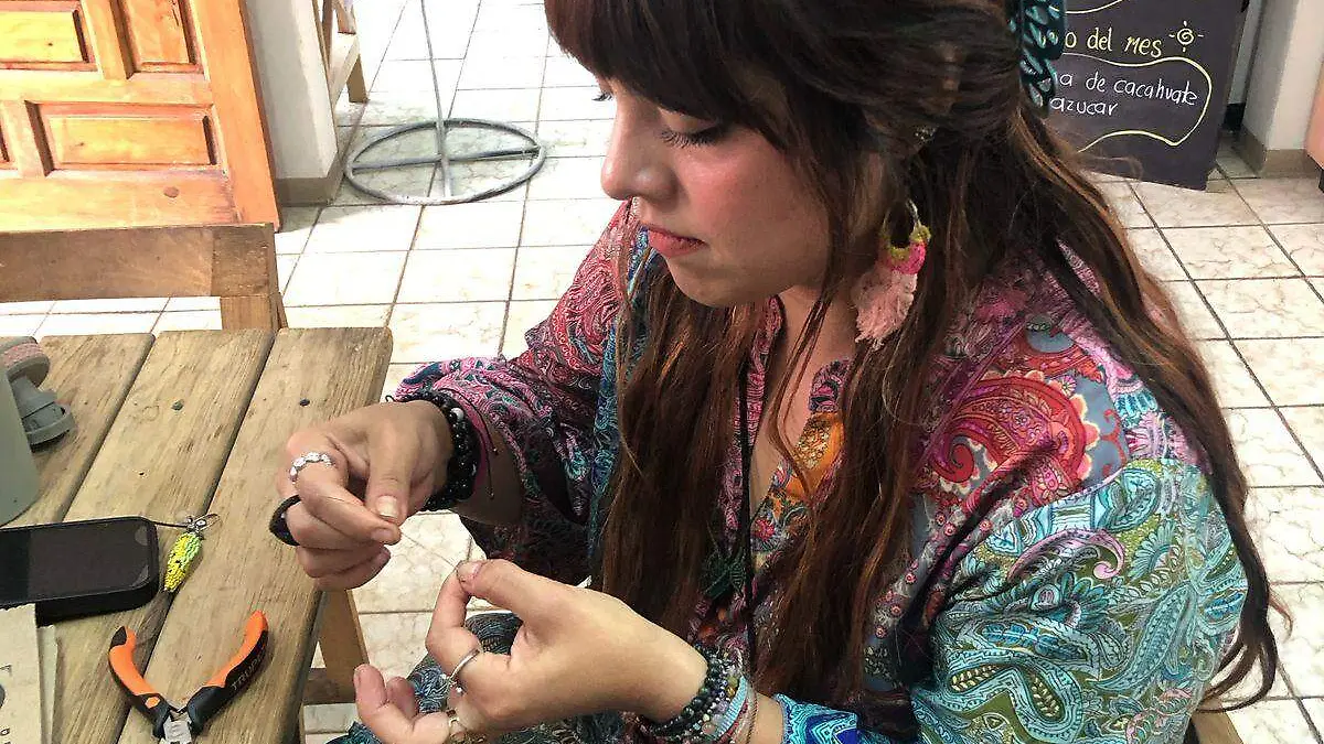 Artesana de bisutería