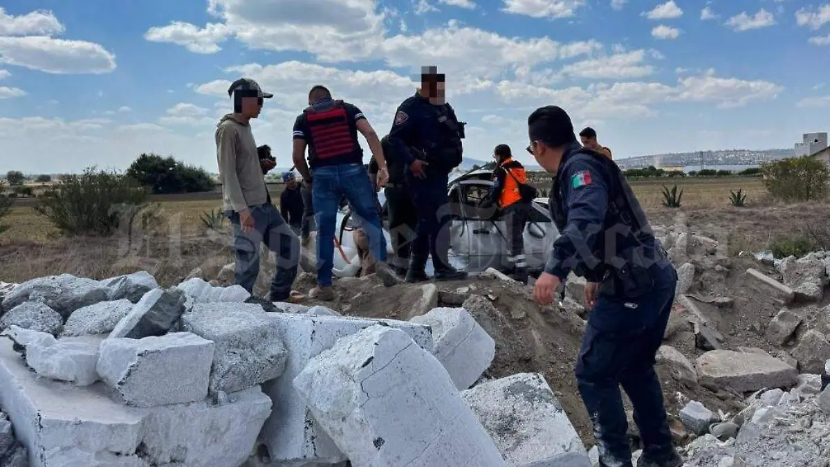 Marca muere adolescente al volcar camioneta familiar 3