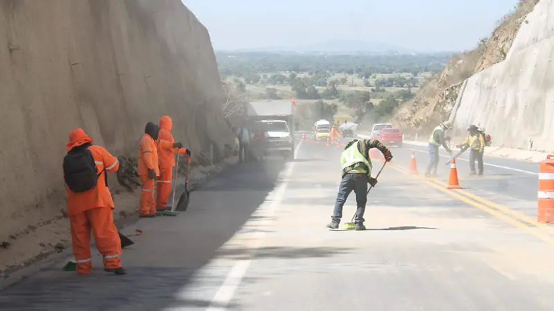 Montículo de tierra en autopista 1
