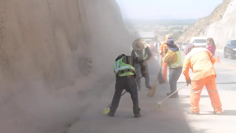 Montículo de tierra en autopista 2