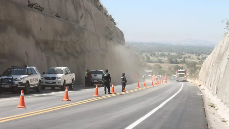 Montículo de tierra en autopista 3