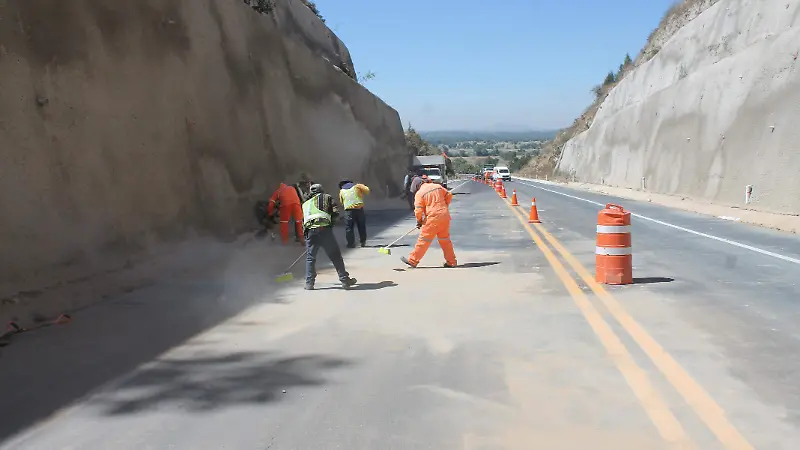 Montículo de tierra en autopista 4