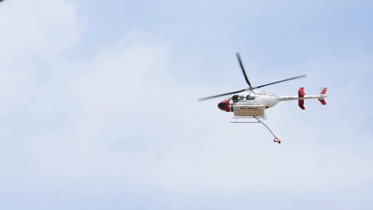 Helicóptero en incendio forestal de Atltzayanca (4).