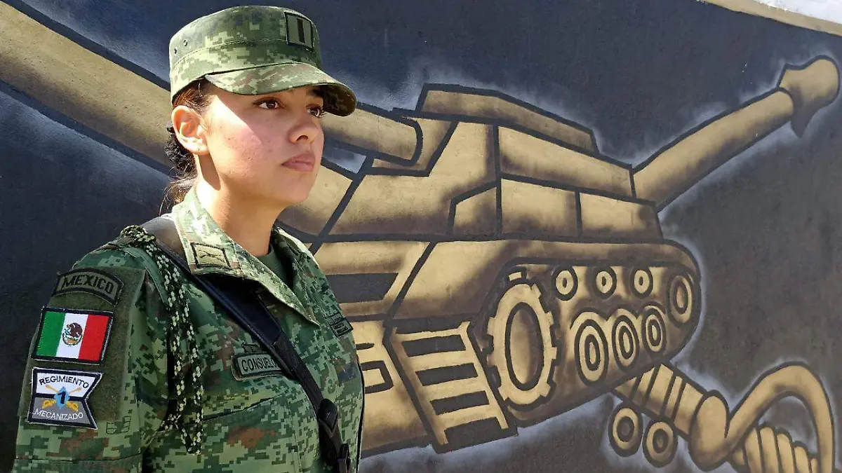 MUJER MILITAR