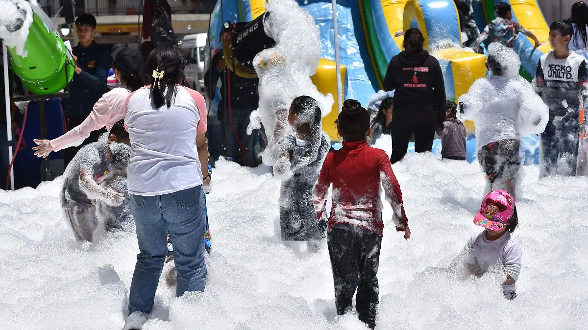 Los-cañones día del niño, burbujas