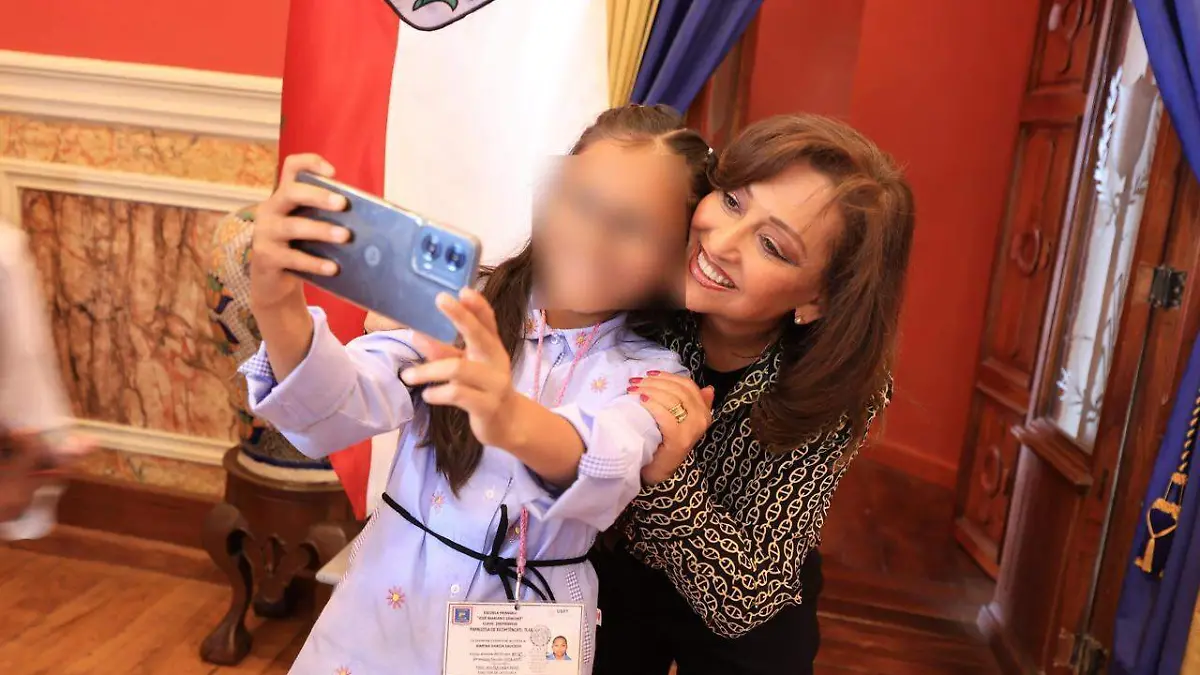 lorena Cuéllar con integrantes del Parlamento Infantil 2.