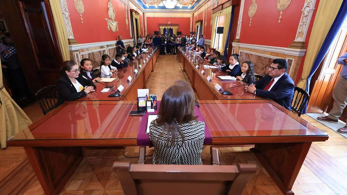 lorena Cuéllar con integrantes del Parlamento Infantil 3