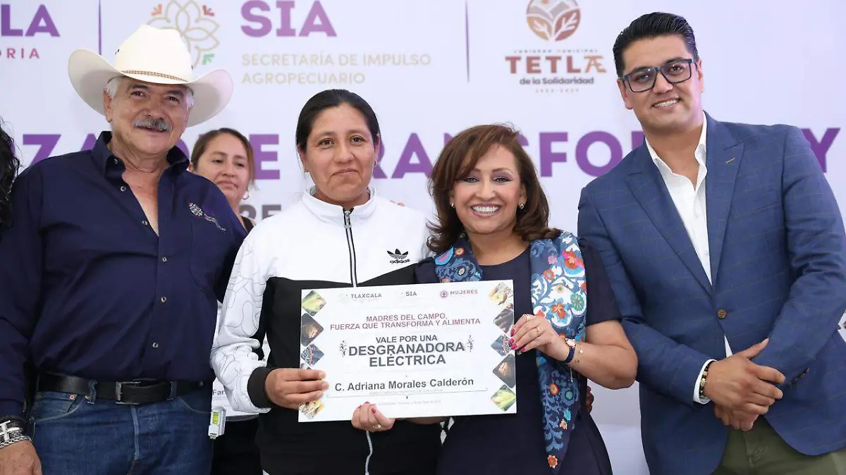 entrega de maquinaria mujeres campesinas campo (2)