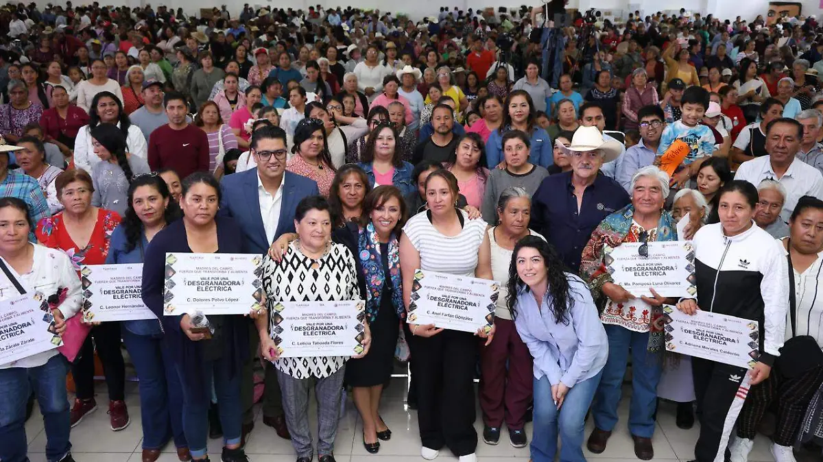entrega de maquinaria mujeres campesinas campo (3).