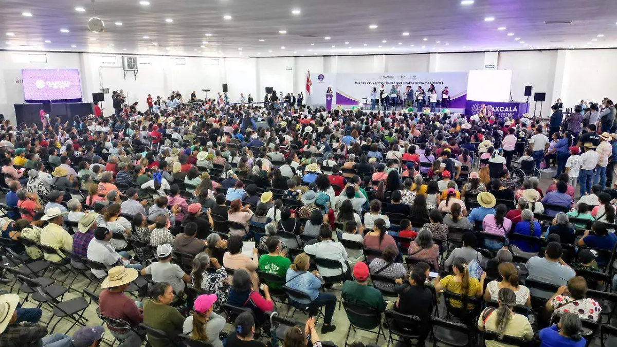entrega de maquinaria mujeres campesinas campo (4).