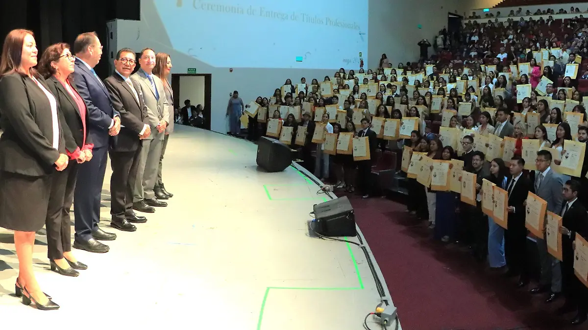 12 Cumple UATx con su compromiso social al entregar mil 326 títulos F