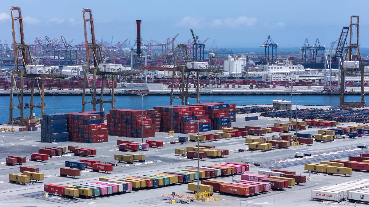 2025-05-13T222617Z_1616726428_RC21HEAXV1YZ_RTRMADP_3_USA-TRUMP-TARIFFS-IMPORTS