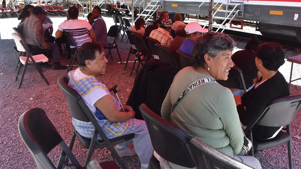 PACIENTES ESPERAN EL TREN