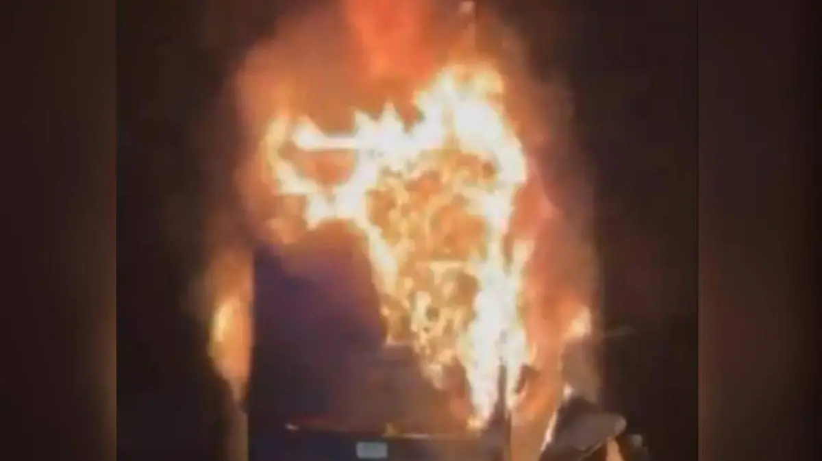 Incendio consume autobús ADO en Tlaxcala 2