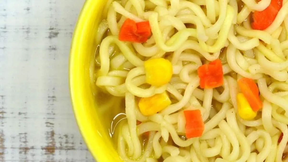 sopa-instantanea-ingredientes-de-que-esta-hecha-sintomas-enfermedades-graves-sal-1200x675