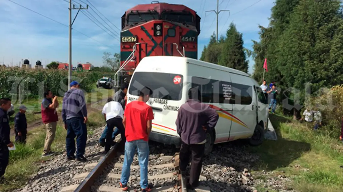 Arrolla-tren-a-colectiva-4