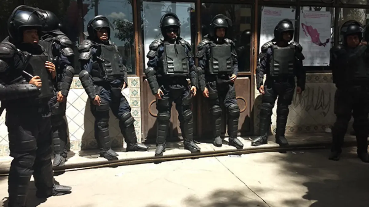 LA-POLICÍA