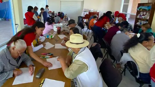 26 Estudiantes de Gerontología Social UATx refuerzan práctica y conocimientos con personas mayores de Cuaxomulco (3)