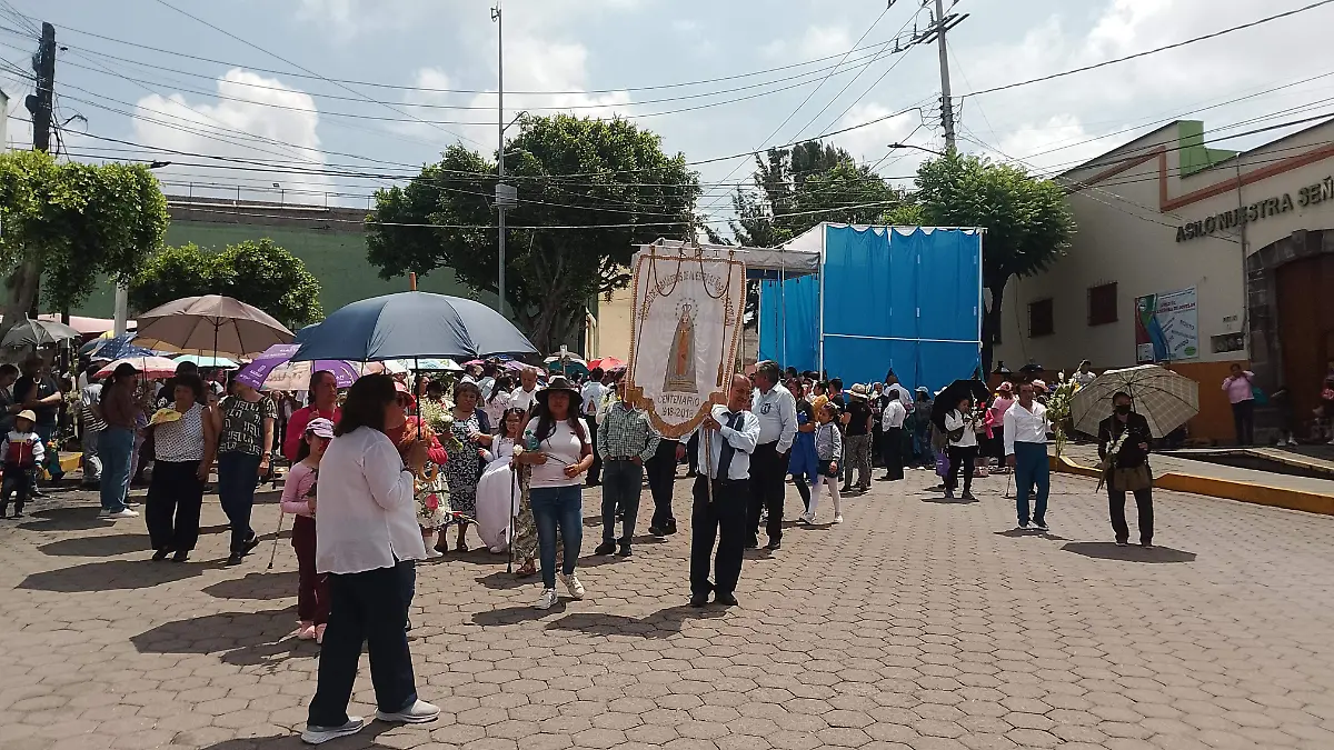 Católicos participan en procesión