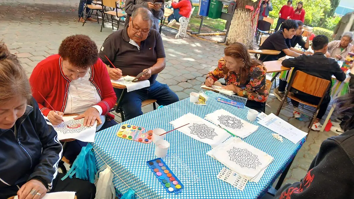 PERSONAS MAYORES EN FERIA UATX
