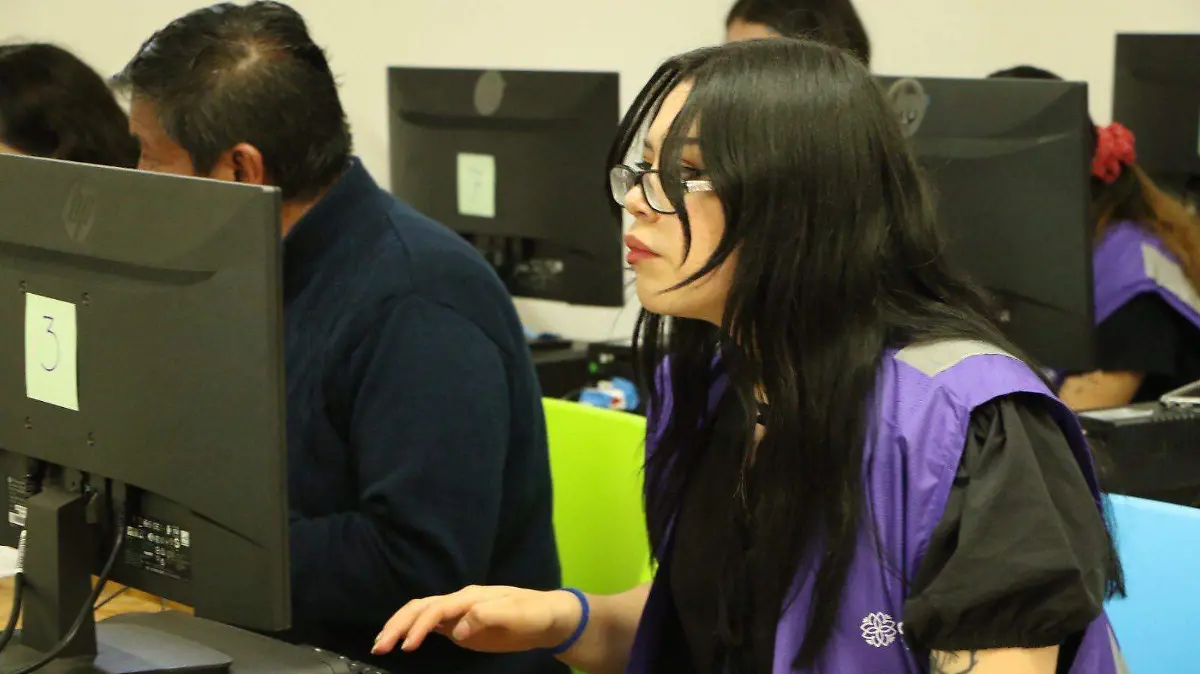 Estudiante en computadora 