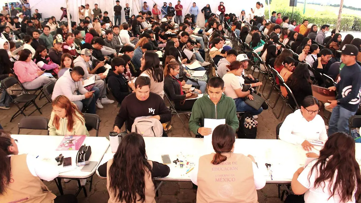 SERVIDORES DE LA EDUCACIÓN BECAS