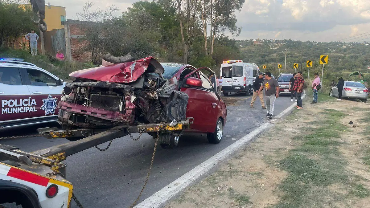 Choque frontal entre dos vehículos deja dos heridos en Tetlatlahuca 4
