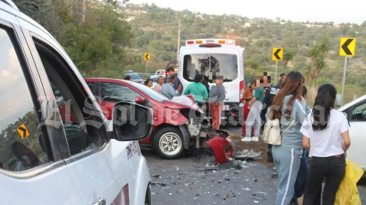 Choque frontal entre dos vehículos deja dos heridos en Tetlatlahuca 3