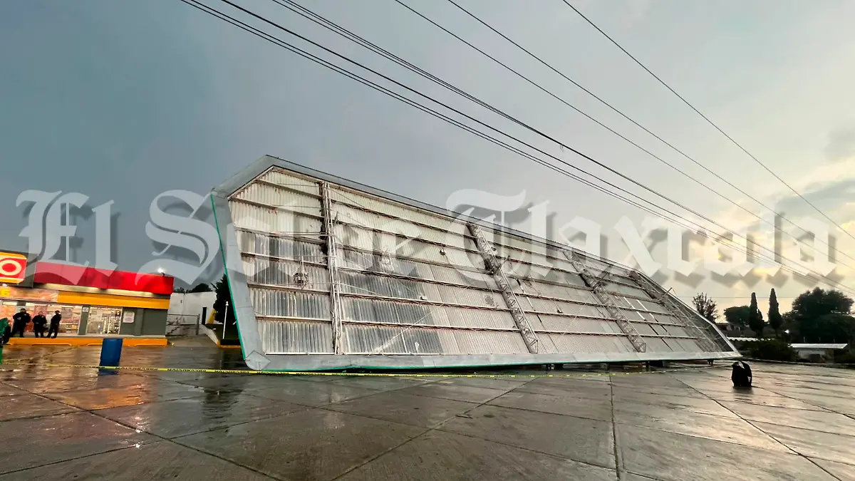 colapsa techumbre de gasolinera 2 (1) 1.