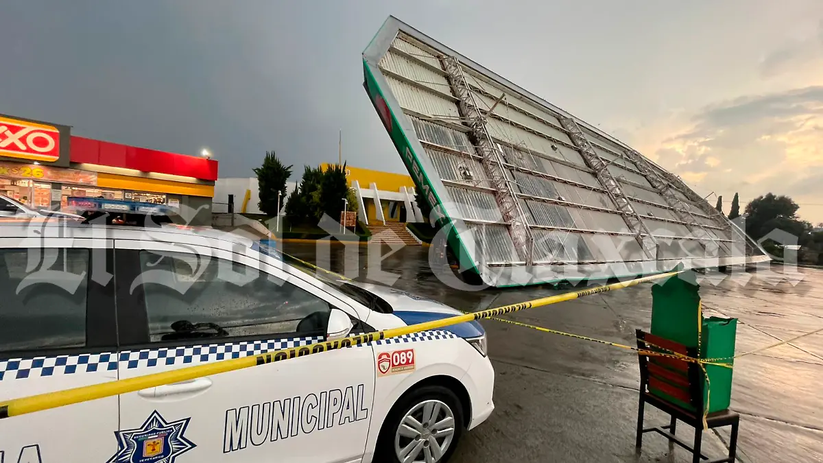 colapsa techumbre de gasolinera 1,1.