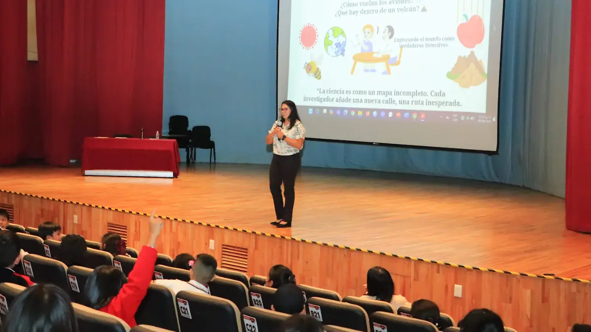 11 Estudiantes de primaria y bachillerato conocen detalles del camino recorrido por una científica UATx (1)