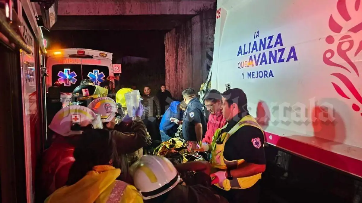 Choca camión recolector de basura contra tráiler sin luces en Totolac 3