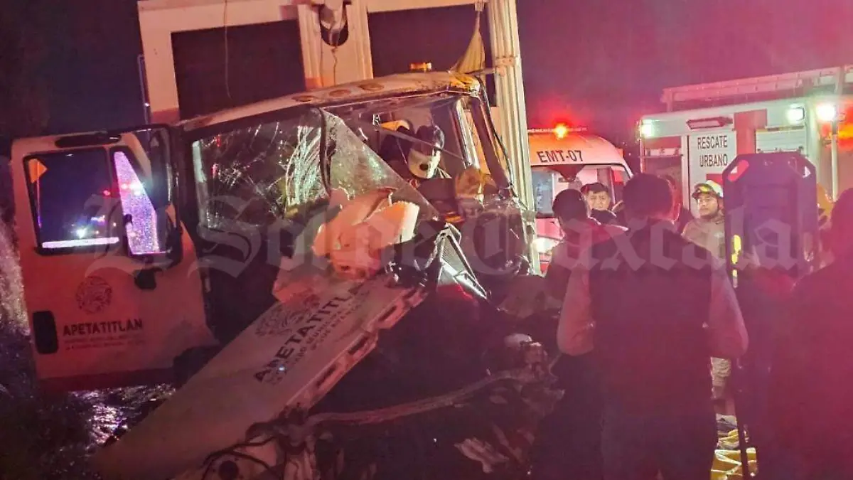 Choca camión recolector de basura contra tráiler sin luces en Totolac 2