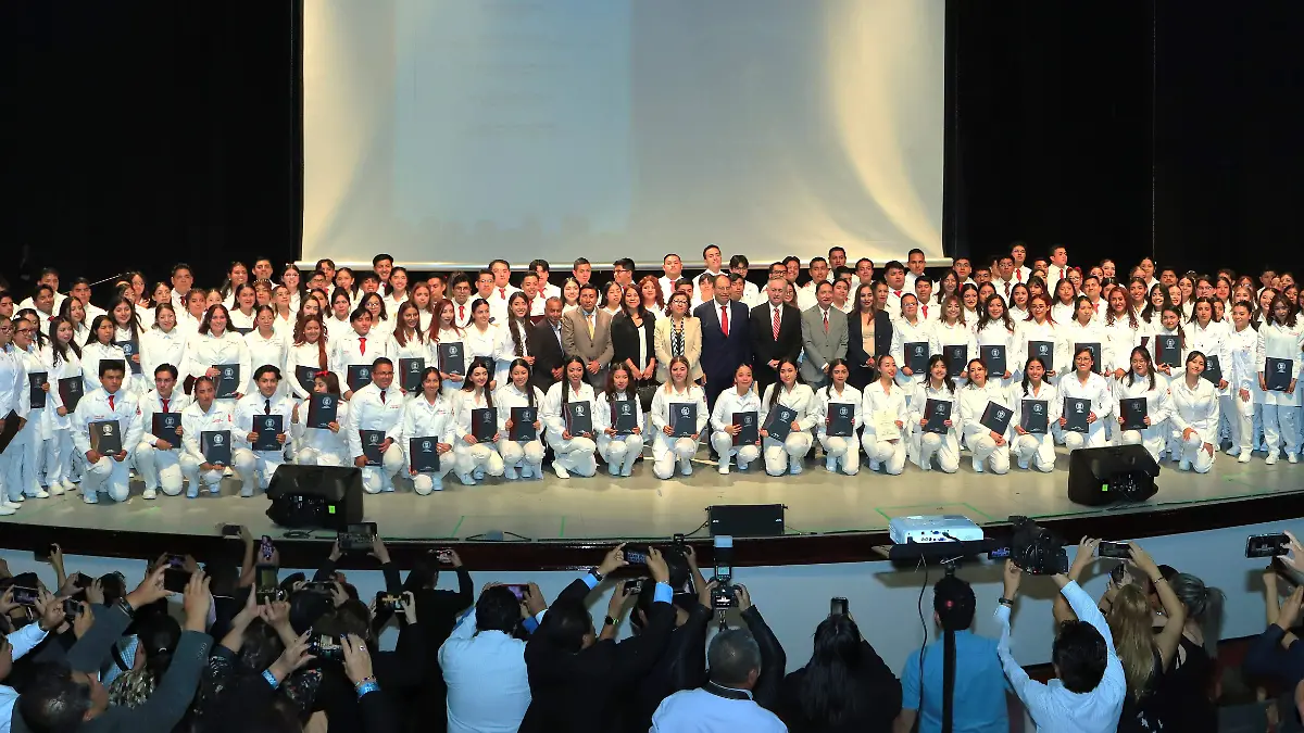 13 Rinden Juramento Ético Médico, 180 egresados de Ciencias de la Salud UATx
