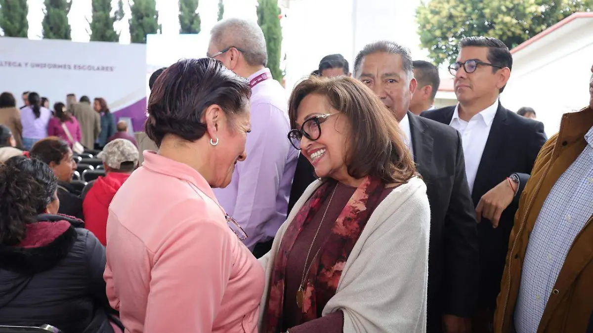 Entrega apoyos y uniformes escolares (5)