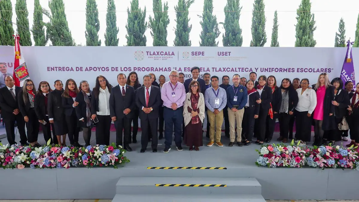 Entrega apoyos y uniformes escolares (3)