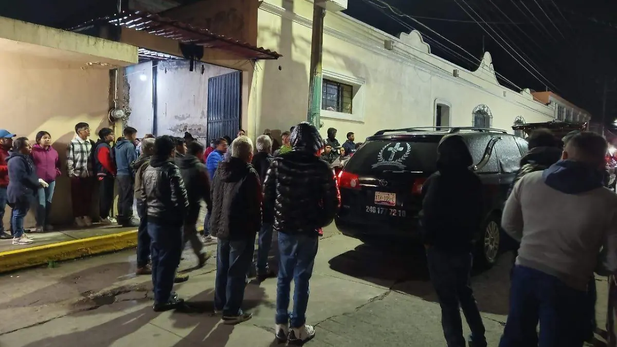 Recibe Guadalupe Ixcotla entre oraciones y lágrimas el cuerpo de Mariano 2