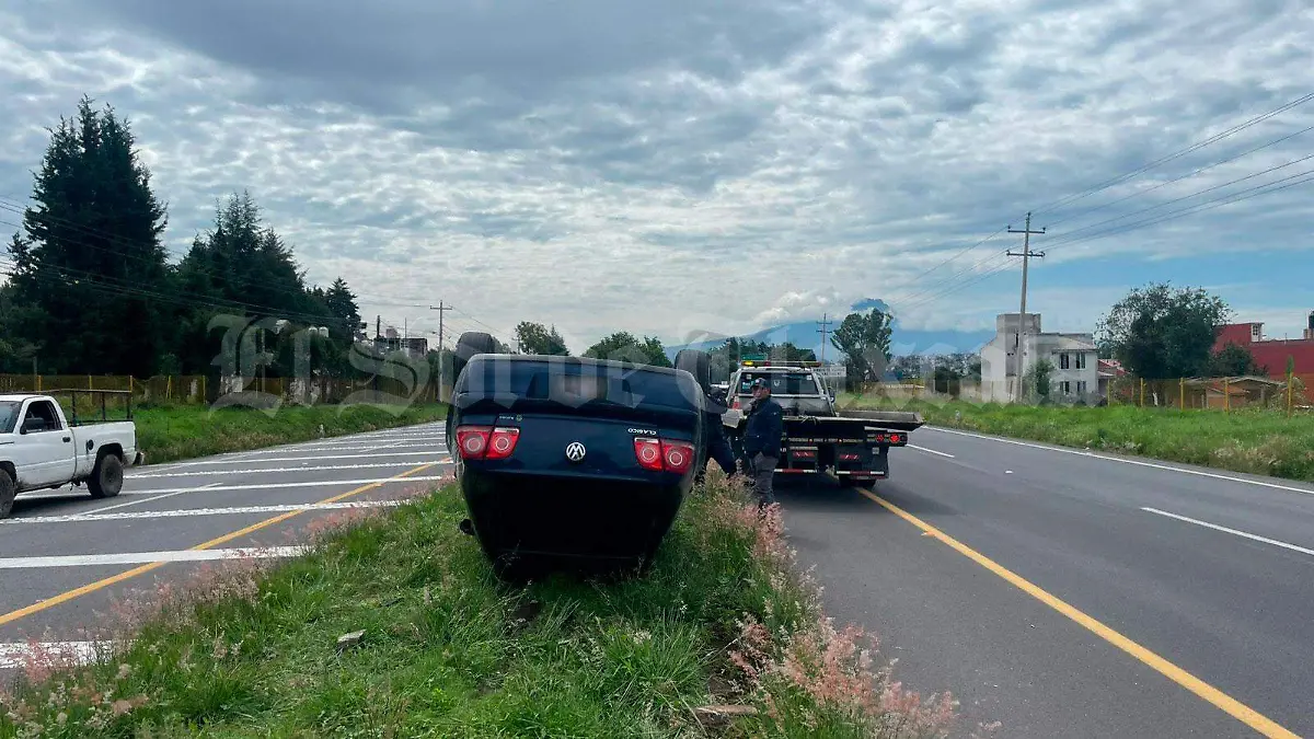 Vuelca-automóvil-tras-choque-por-alcance-en-carretera-San-Martín-El-Molinito-3