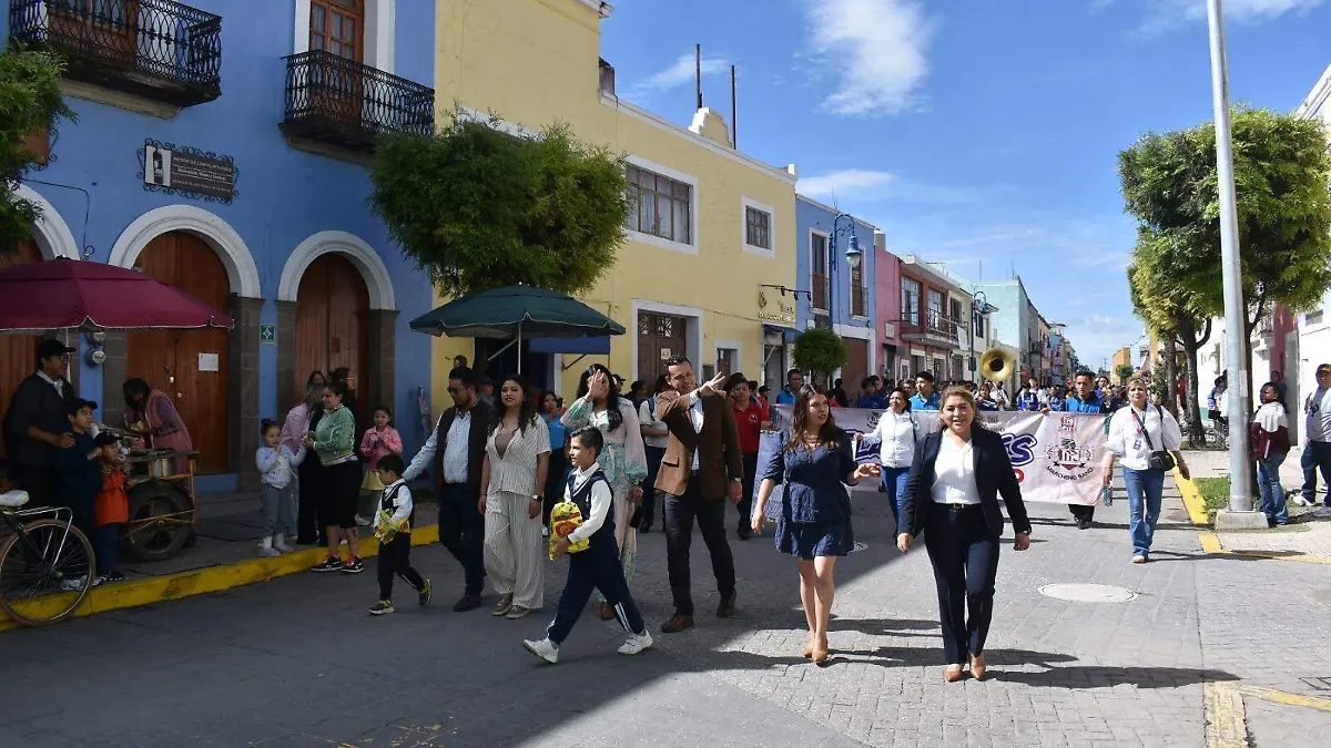Apetatitlán arranca su feria 2025 con desfile multicolor y fiesta comunitaria