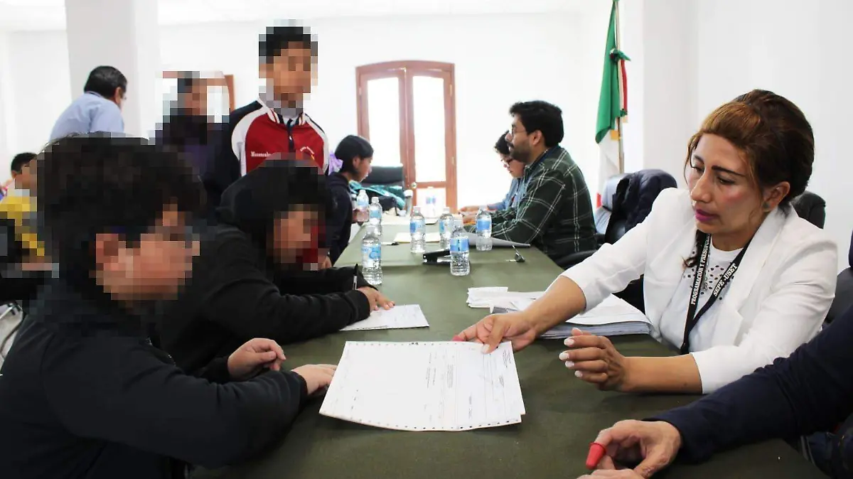 Reconocen a estudiantes destacados de Chiautempan con apoyos económicos 3