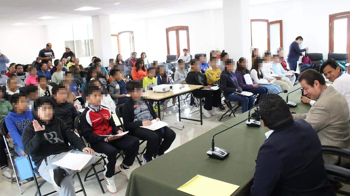 Reconocen a estudiantes destacados de Chiautempan con apoyos económicos