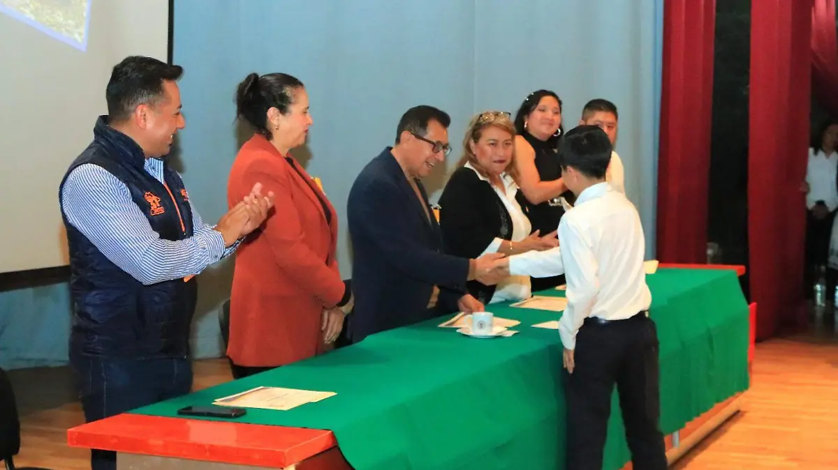 RECTOR UATX PADRINO DE GENERACIÓN