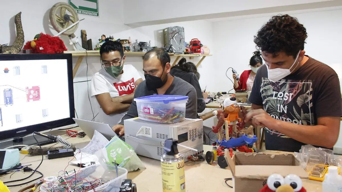 La Colmena talleres con basura tecnológica 