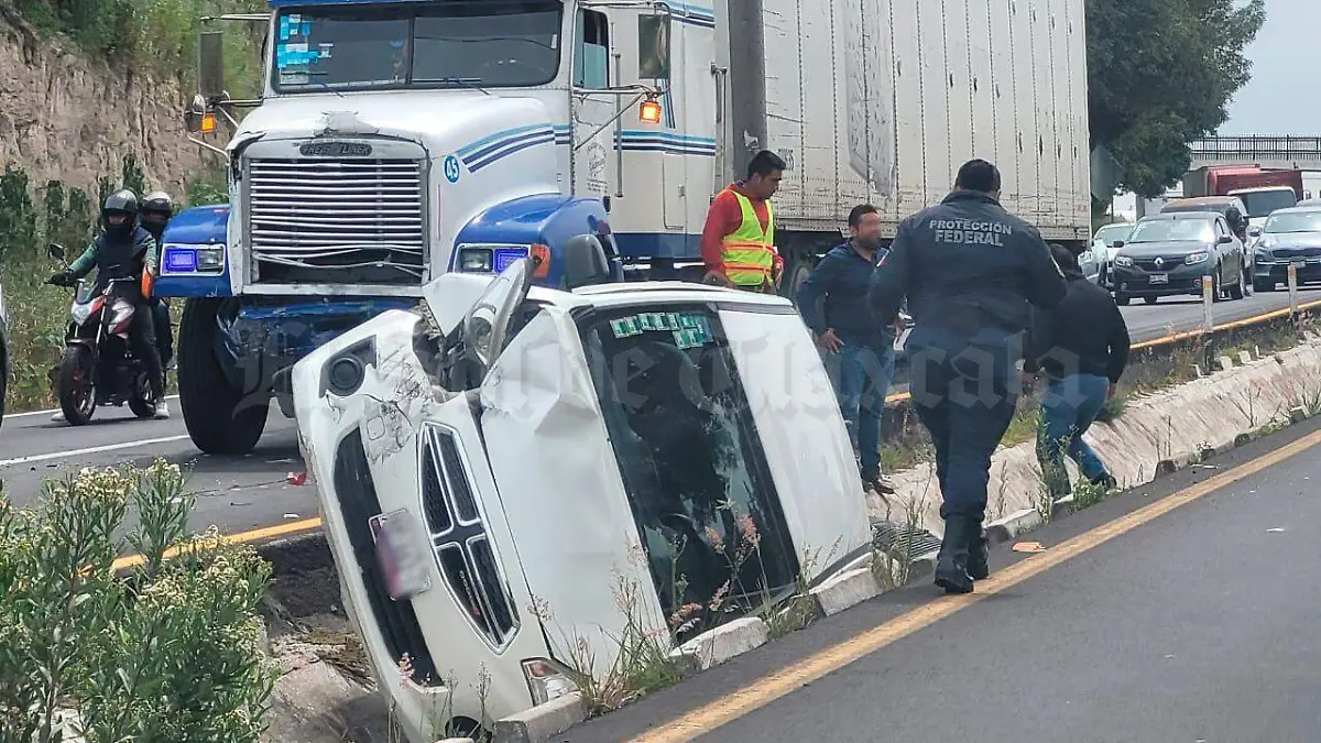 Aparatoso-choque-múltiple-en-autopista-El-Molinito-Texmelucan-(3)