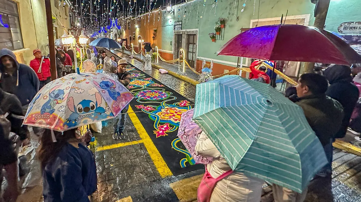 Confección de alfombras bajo la lluvia