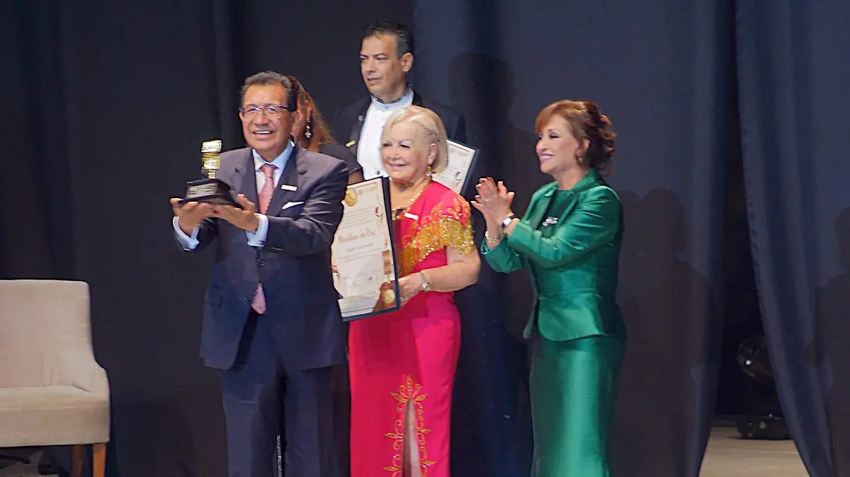 22 Distinguen a Radio Universidad con el “Micrófono de oro”