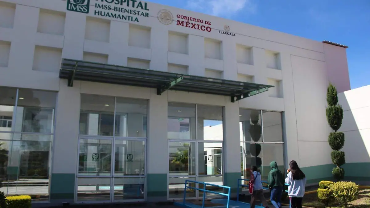 fachada de hospitla y ambulancia (2)