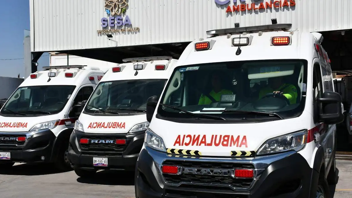 fachada de hospitla y ambulancia (1).