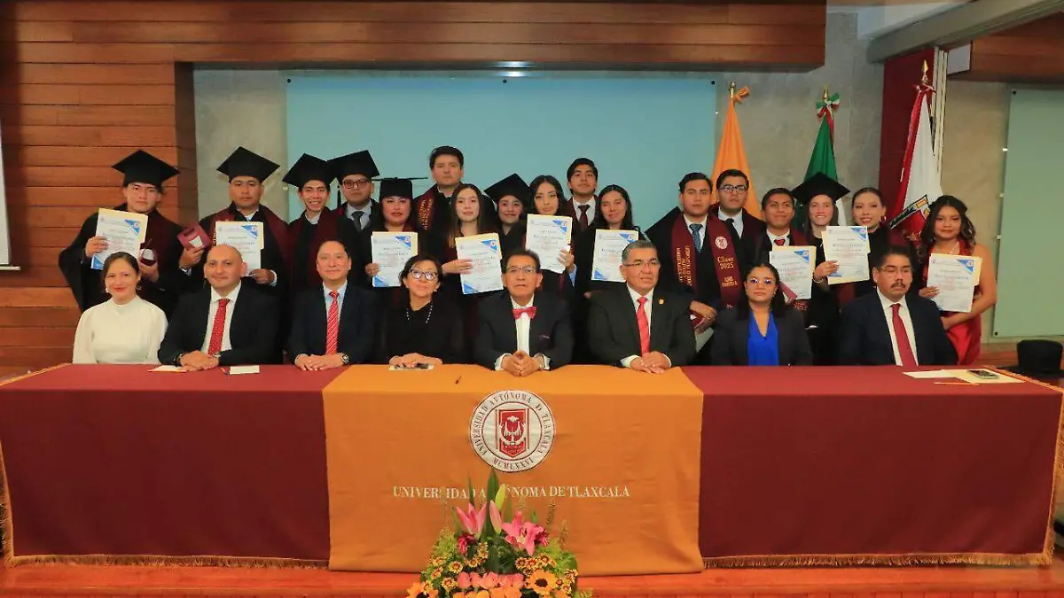 29 Politólogos egresados de la UATx contribuyen a fortalecer la democracia Rector (1)